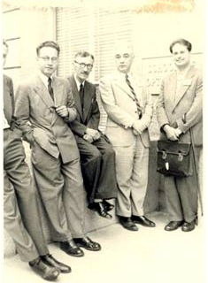 De Finetti a Berkeley nel 1950. Da sinistra: Michel Loeve, Paul Lévy, William Feller, Bruno de Finetti De Finetti a Berkeley nel 1950. Da sinistra: Michel Loeve, Paul Lévy, William Feller, Bruno de Finetti