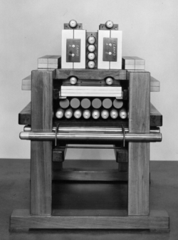 Modello del dispositivo elettronico messo a punto da Piccini e Conversi per la misura dei raggi cosmici.