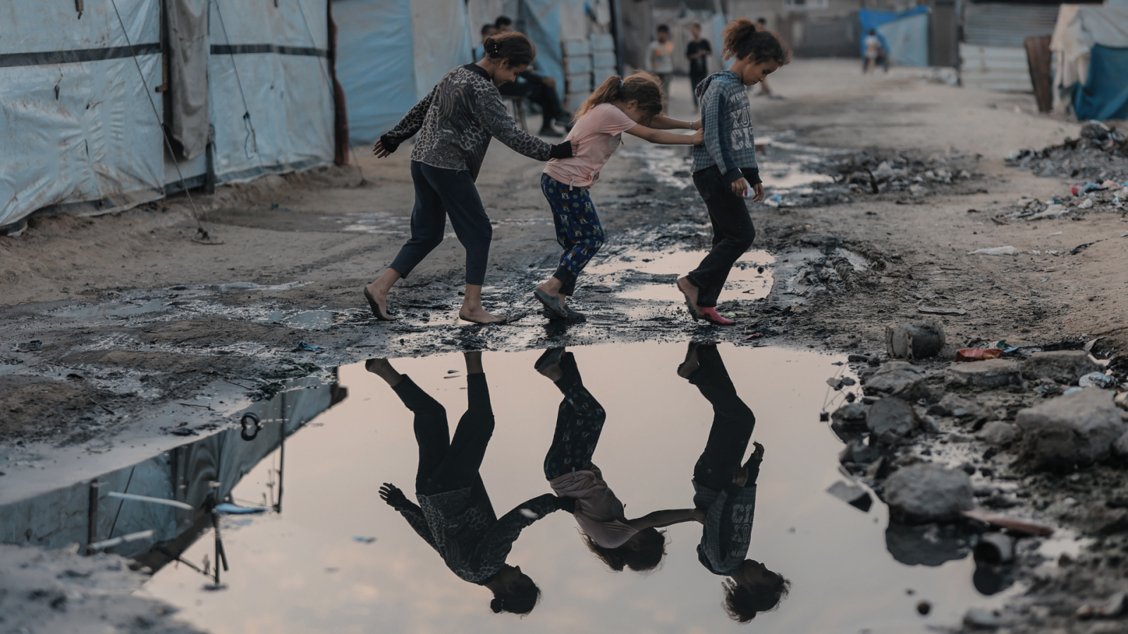 bambini in un campo di accoglienza