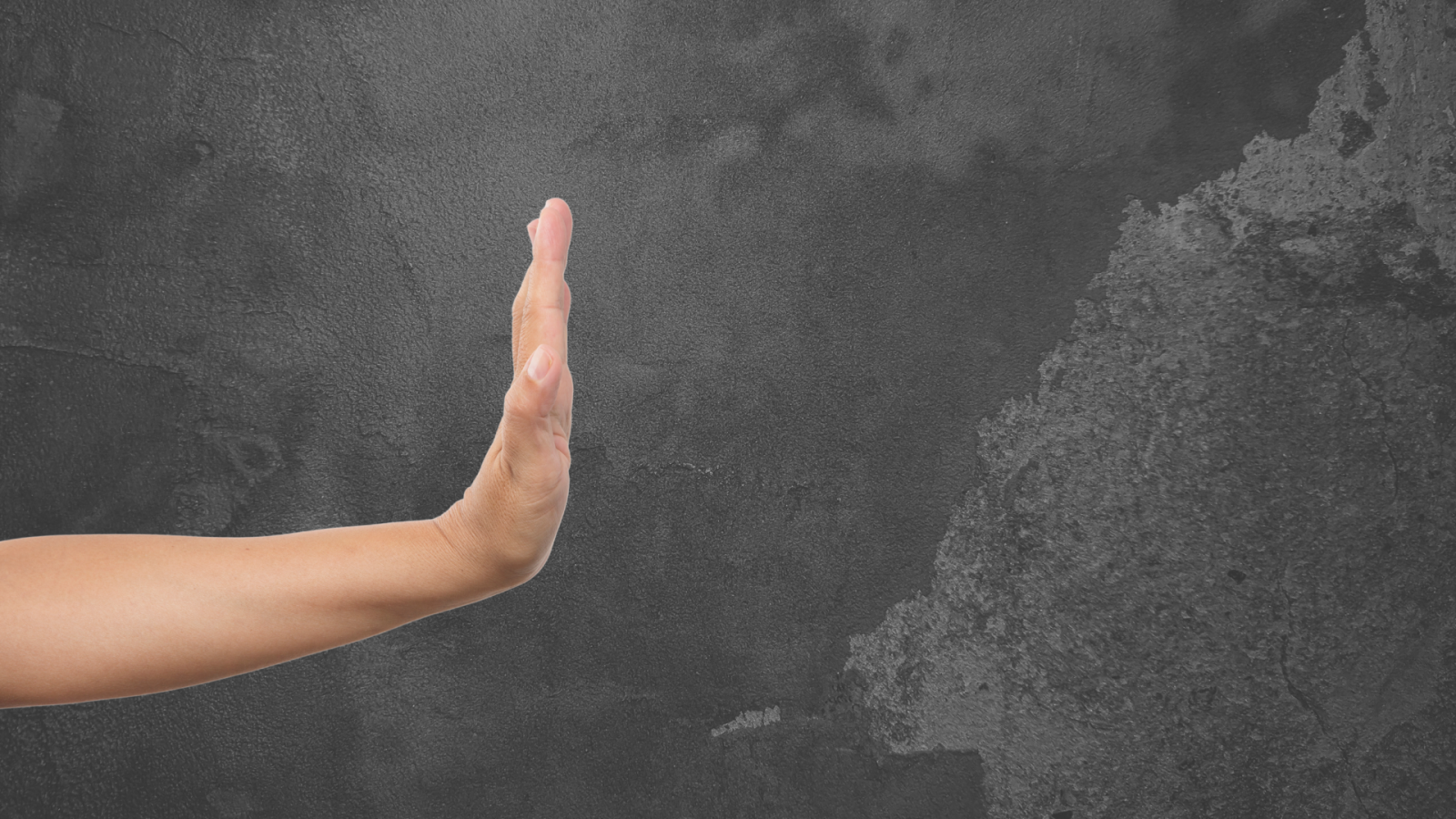 mano in posizione di stop su sfondo scuro