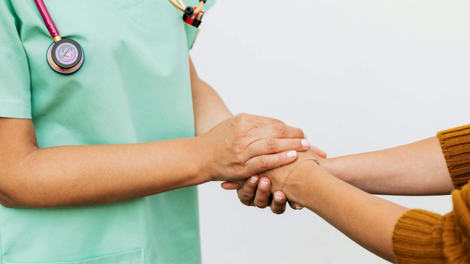 medica che stringe le mani di una persona