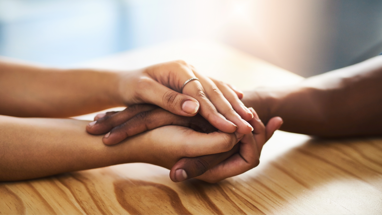 due mani che ne tengono una terza