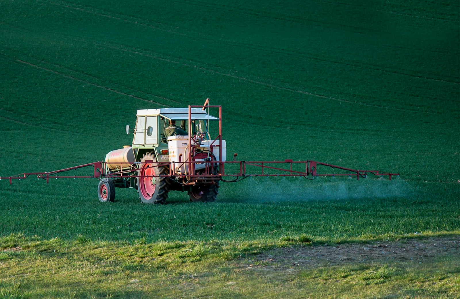 trattore nei campi--