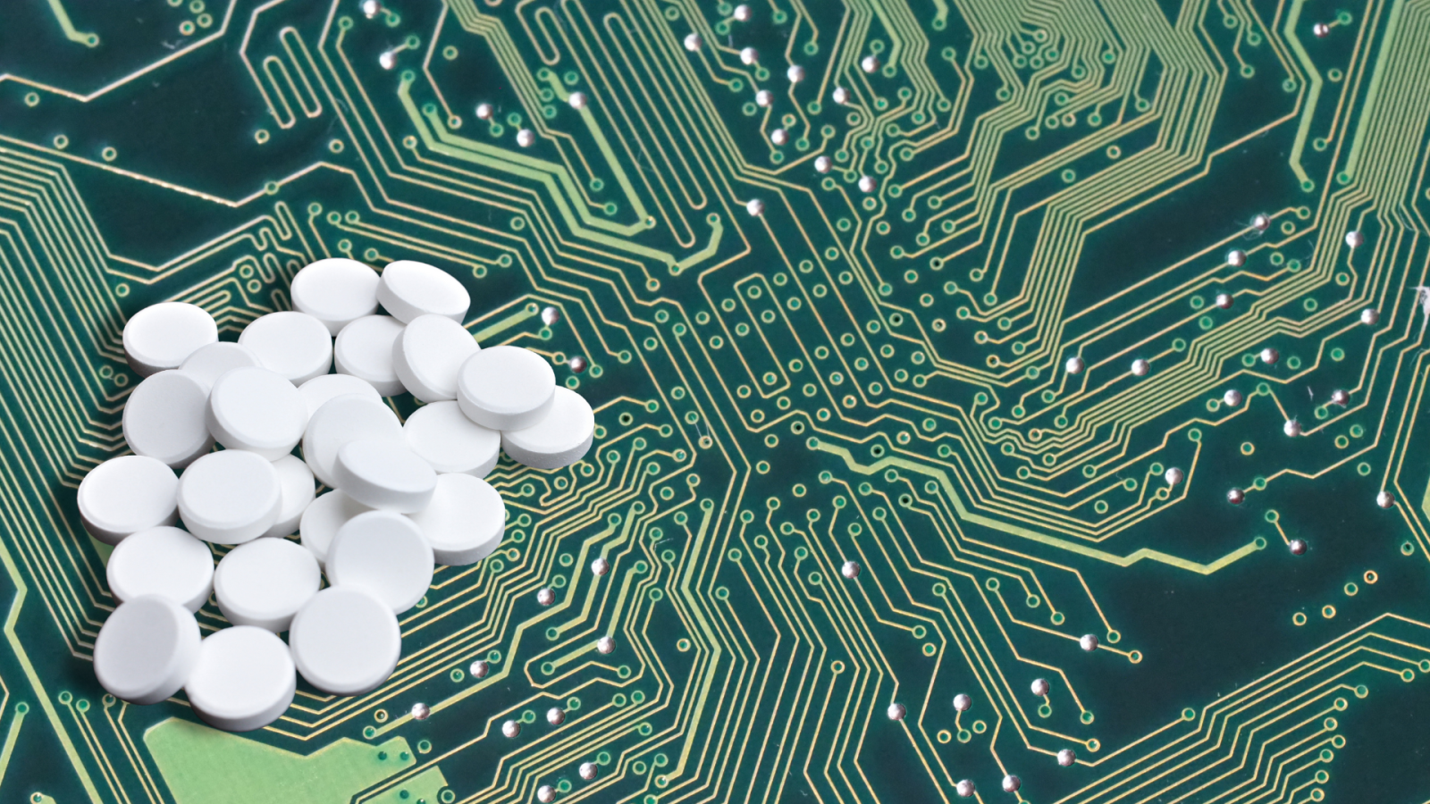 delle pillole sopra una scheda madre