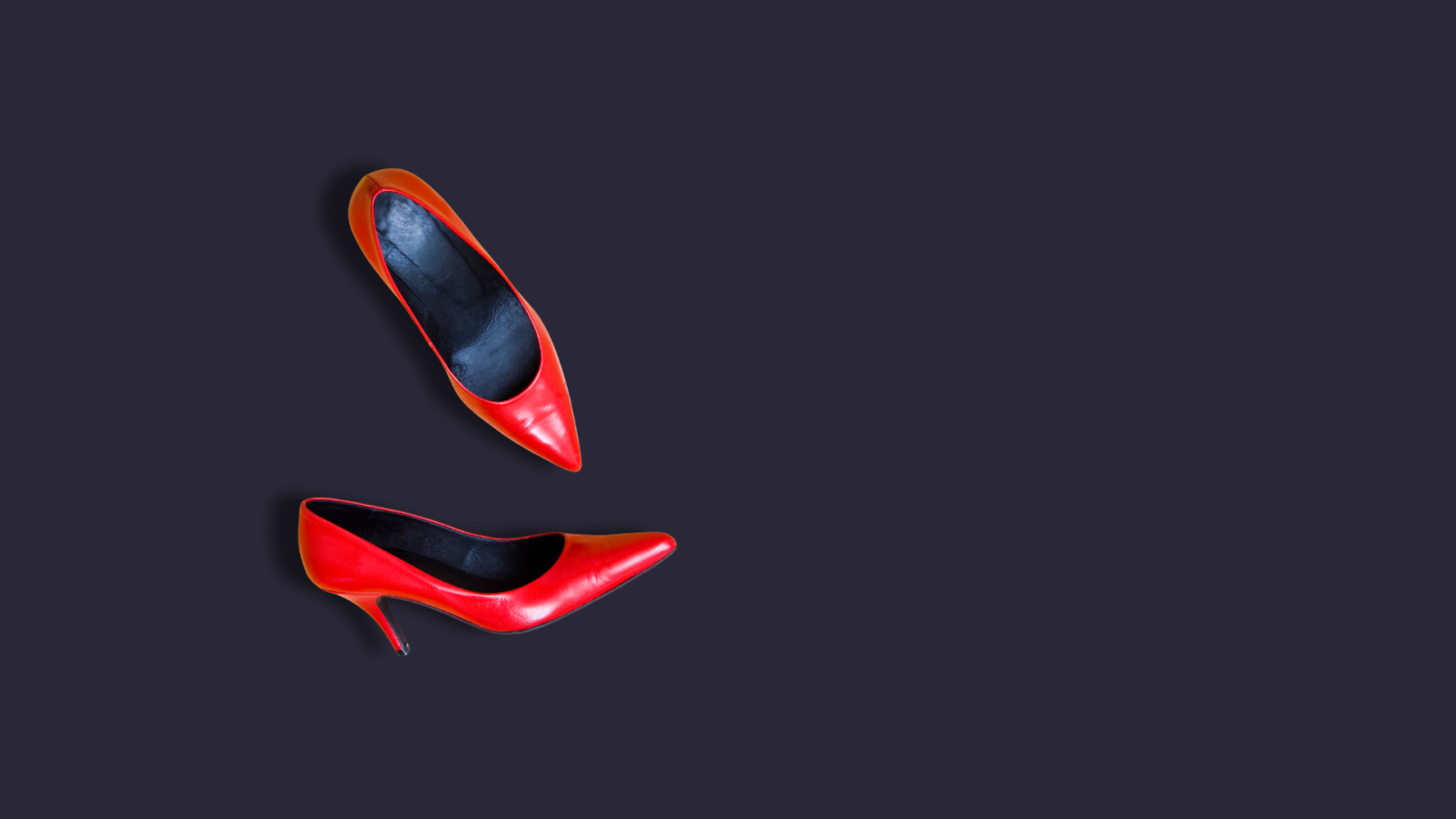 scarpe rosse su sfondo scuro