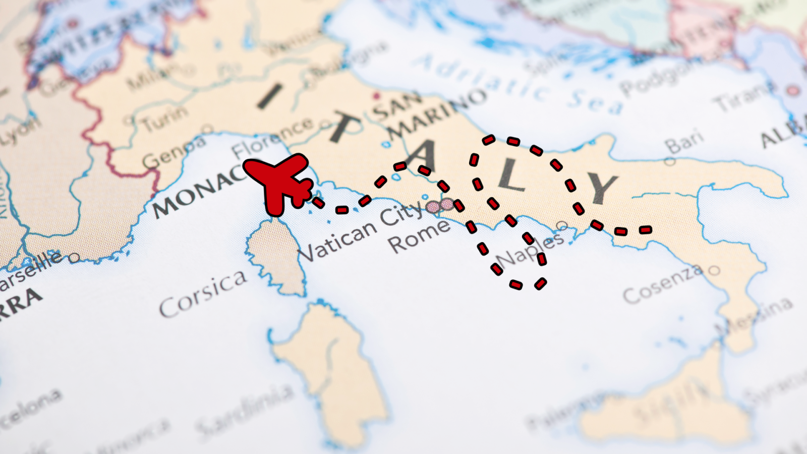 mappa italia con aereo in volo da sud verso nord