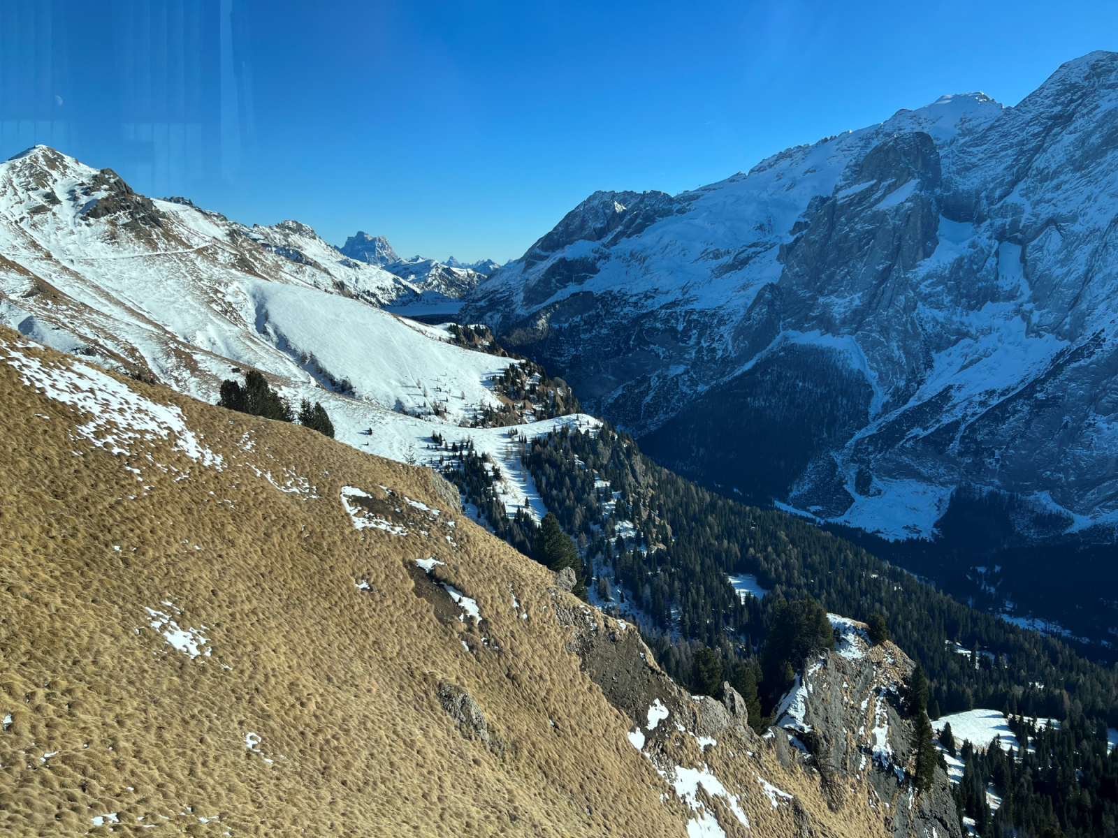 panorama verde sul lago fedaia