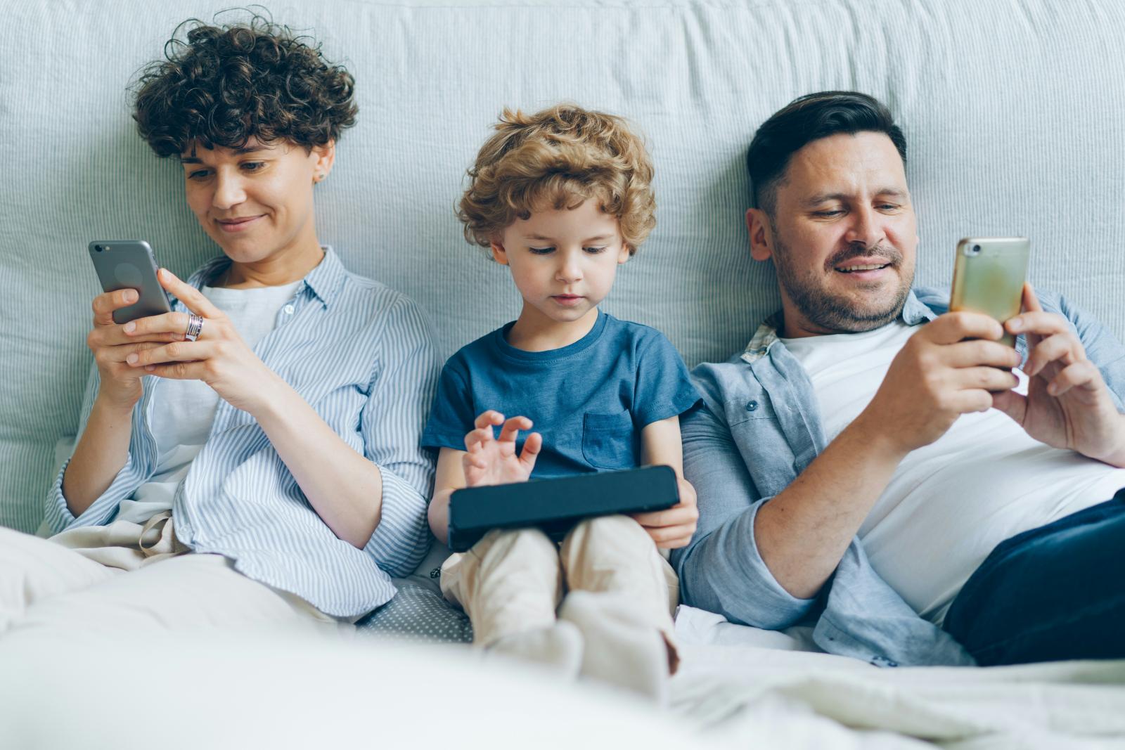 adulto e bambini che guardano lo smartphone