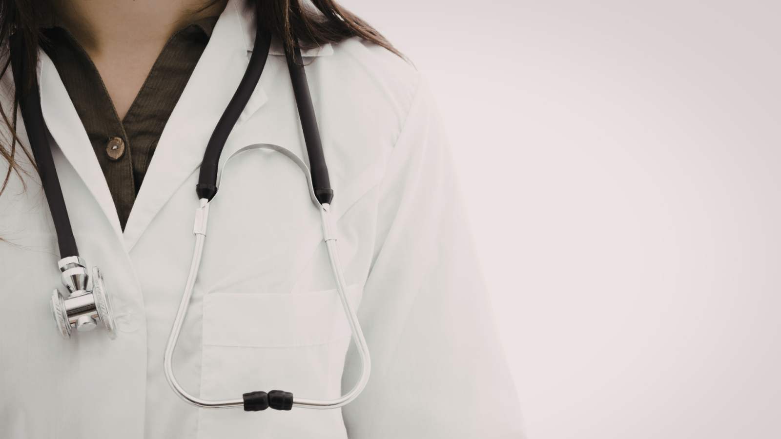 busto di medica con stetoscopio di cui non si vede il volto