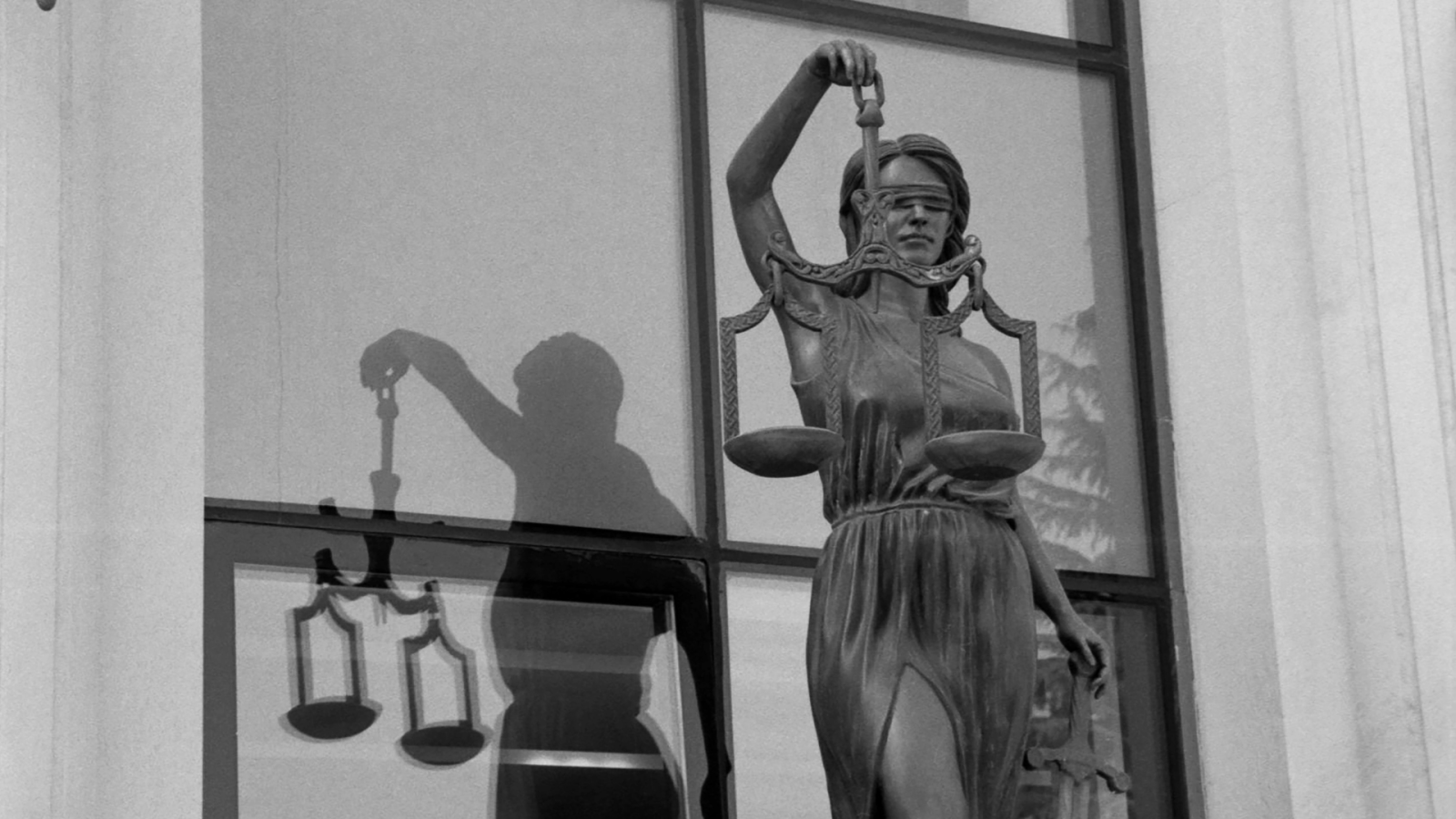 statua delle giustizia bendata con bilancia