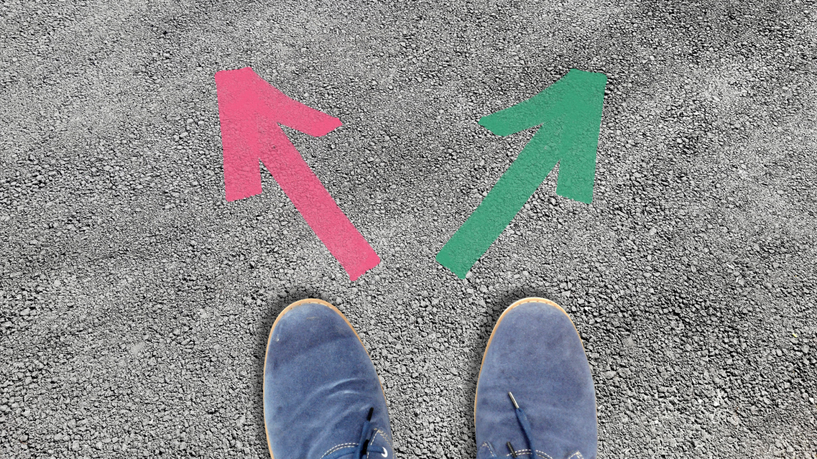 piedi con due frecce in direzioni opposte