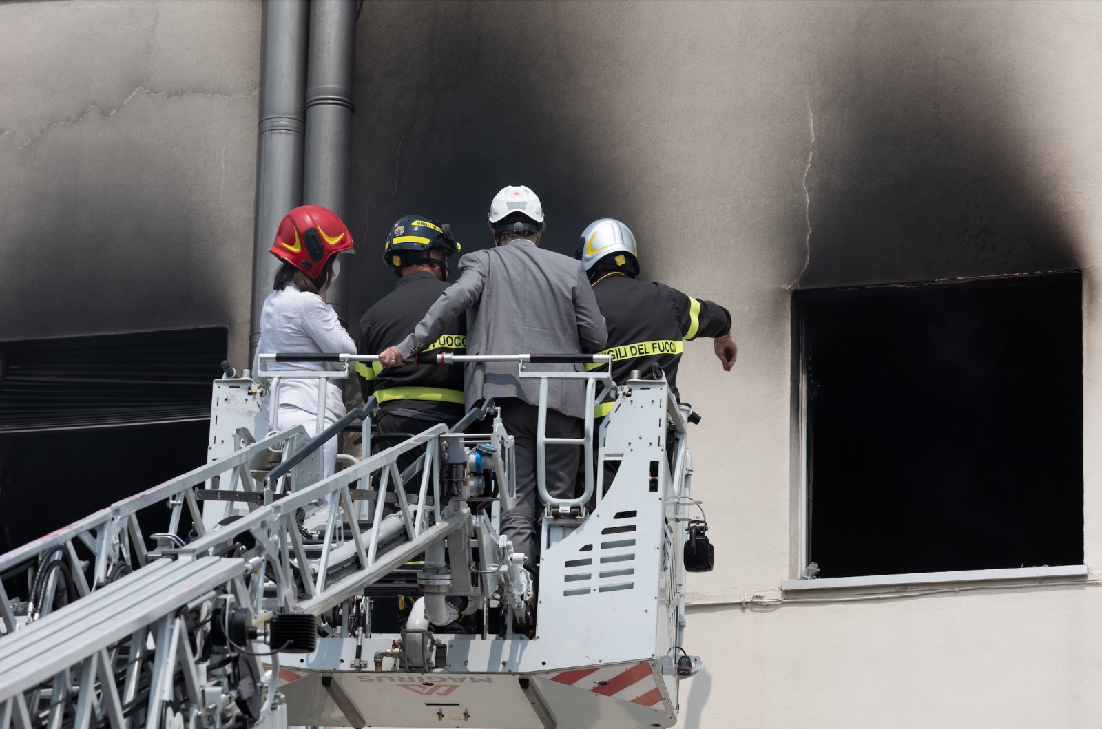 I vigili del fuoco dopo l'incendio all'Università della Tuscia