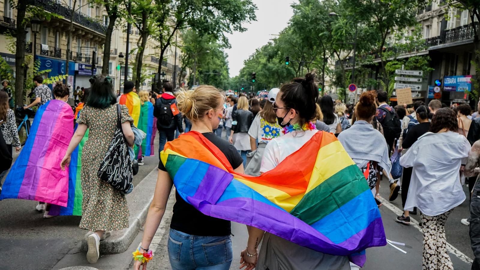 Coppia con bandiera arcobaleno