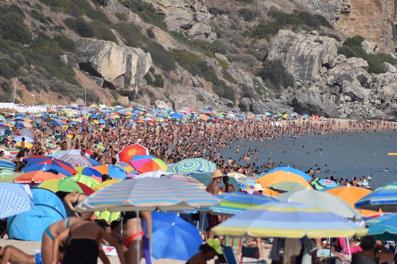 spiaggia affollata e calda