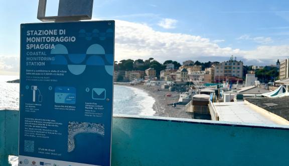 il totem sulla spiaggia di sturla a genova