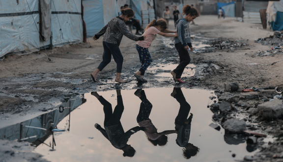 bambini in un campo di accoglienza