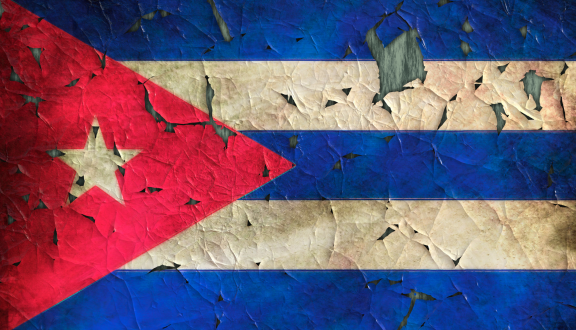 disegno della bandiera di cuba su muro scrostato