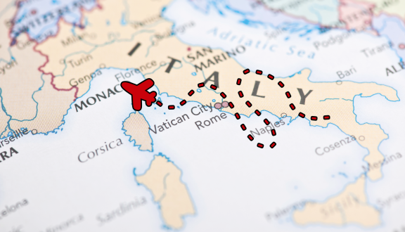 mappa italia con aereo in volo da sud verso nord