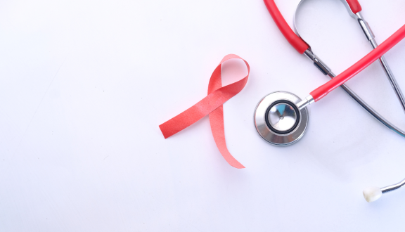 stetoscopio con nastro rosso HIV