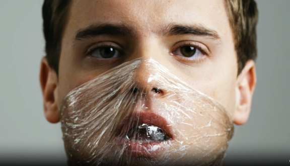 Immagine simbolica di un malato con fibrosi cistica con naso e bocca coperti da una pellicola trasparente