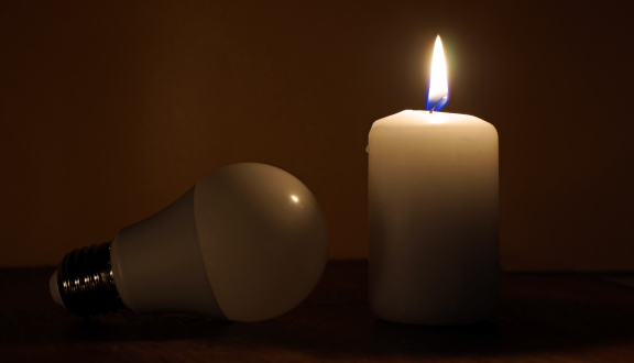 candela accesa e lampadina spenta