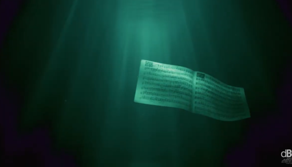 Uno spartito musicale immerso in acqua profonda