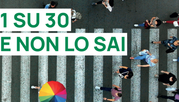Immagine tratta dalla campagna "Uno su trenta e non lo sai" sul test del portatore sano della fibrosi cistica: persone viste dall'alto camminano su una strada, una ha un ombrello colorato
