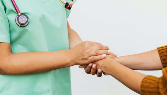 medica che stringe le mani di una persona
