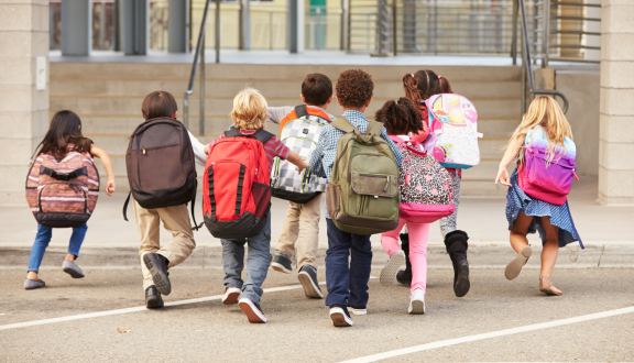 bambini che corrono con lo zaino