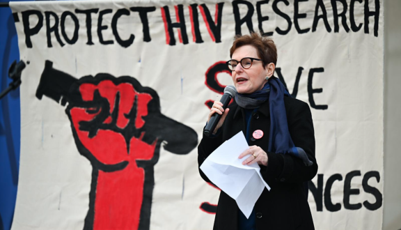un momento della manifestazione contro i tagli di Trump alla ricerca su HIV