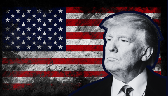 trump in bianco e nero con sfondo di una cupa bandiera USA