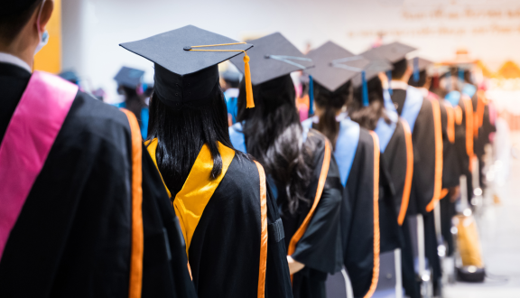 una fila di laureati statunitensi di schiena