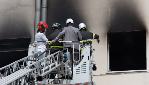 I vigili del fuoco dopo l incendio all'Universita della Tuscia