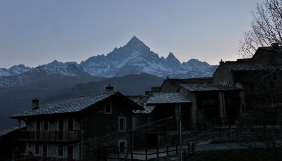 Veduta dal borgo di Ostana