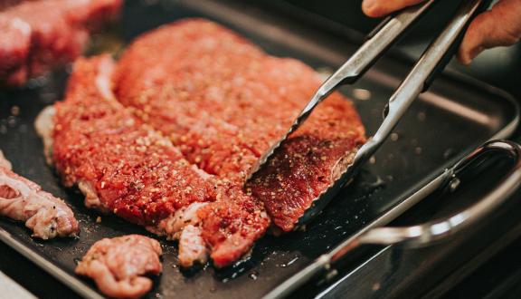 Carne cucinata su una griglia