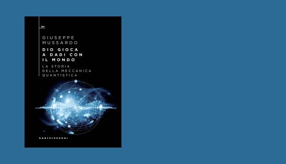 Copertina del saggio di Giuseppe Mussardo Dio gioca a dadi con il mondo. La storia della meccanica quantistica (Qbit, Castelvecchi editore, 2025, 588 pagine).