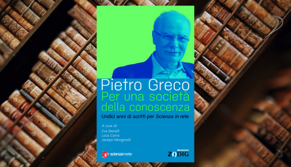 Copertina del libro di Pietro Greco sullo sfondo di una libreria di volumi antichi